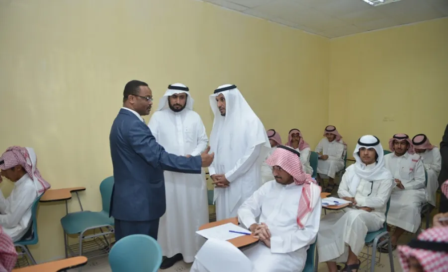  معالي مدير الجامعة يقوم بزيارة تفقدية لكلية العلوم والدراسات الإنسانية برماح - 