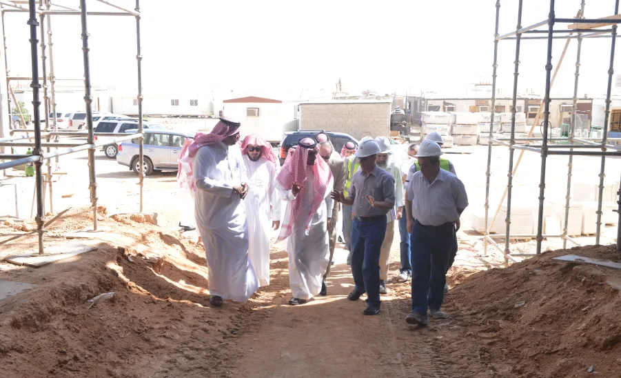 معالي مدير الجامعة يتفقد مشروعي إدارة الجامعة وكلية العلوم الطبية التطبيقية - 