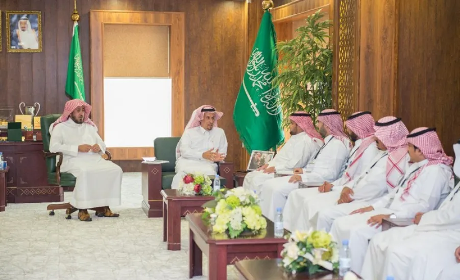 معالي مدير الجامعة يستقبل منسوبي الإدارة العامة للخدمات ويتسلم التقرير السنوي للإدارة - 