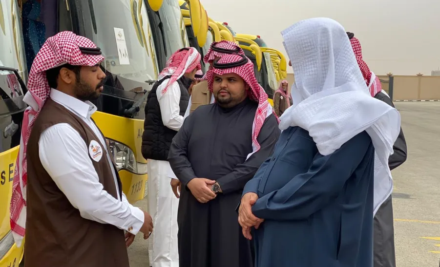 وكيل الجامعة يقوم بزيارة تفقدية لأسطول النقل بكلية العلوم والدراسات الإنسانية بحوطة سدير - 
