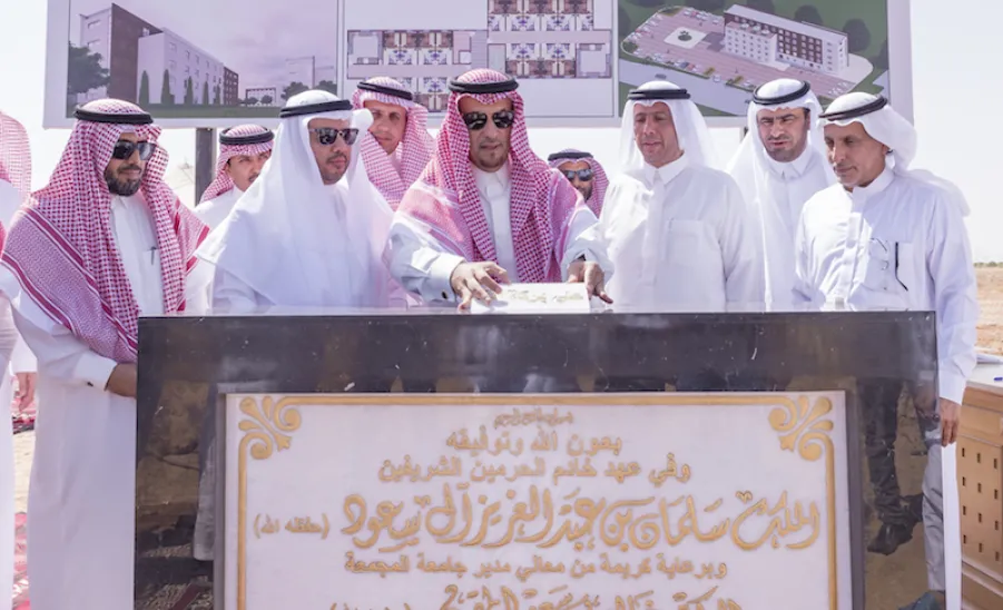كأحد المشاريع الاستثمارية :  معالي مدير الجامعة يضع حجر الأساس لمشروع فندق الجامعة - 