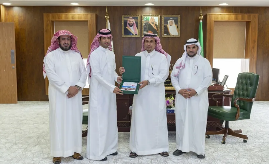 معالي مدير الجامعة يطلع على التقرير السنوي لنادي أصدقاء بنك الدم - 