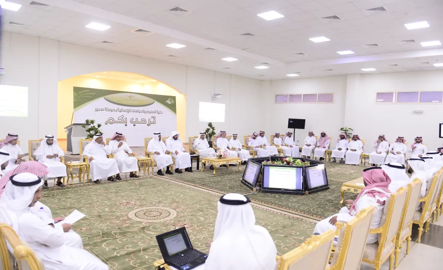 معالي مدير الجامعة يزور كلية العلوم والدراسات الإنسانية بحوطة سدير - 