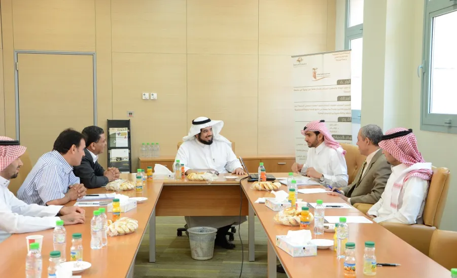 سعادة وكيل الجامعة يلتقي بعميد ومنسوبي عمادة الجودة وتطوير المهارات - 