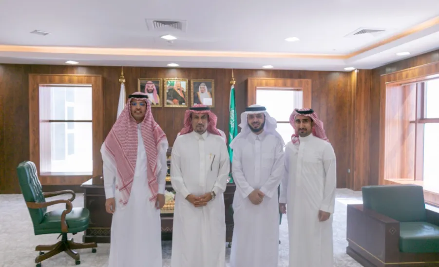 معالي مدير الجامعة يلتقي بعميد الطب ورئيس قسم جراحة المسالك البولية - 