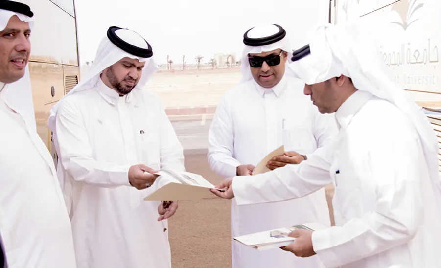 A Delegation From the King Abdul-Aziz Centre for National Dialogue Visits the Community Mobile E-learning and training Bus -  