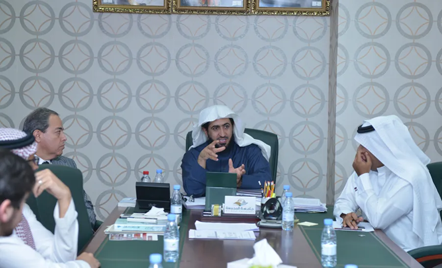 HE The Vice Rector Continues The Discussion On The Suggestion  Of Controlling The Labs Indoor Air Project At The university  -  