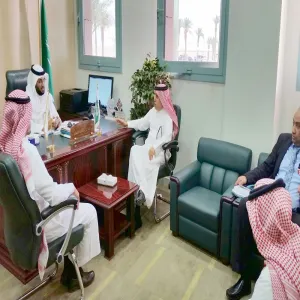 عمادة شؤون الطلاب تجتمع مع مندوبي شركة نمو العلمية لبيع الكتب الدراسية