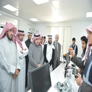 سعادة وكيل الجامعة يزور معمل الروبوت (STEM) بكلية الهندسة