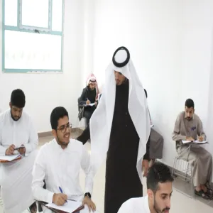 عميد كلية الهندسة يتفقد سير الاختبارات النهائية بالكلّيّة