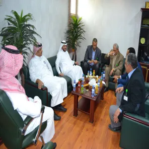 فريق المراجعة الداخلية للكليات يزور كلية طب الأسنان