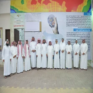 رئيس لجنة تسمية الحالات المناخية المميزة في المملكة يزور وحدة متابعة التقلبات الجوية بالجامعة