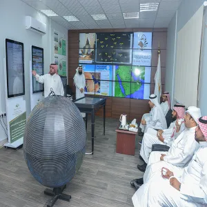 وكيل وزارة التعليم المساعد لشؤون المعلمين يزور وحدة متابعة التقلبات الجوية بالجامعة