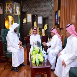 معالي مدير الجامعة يتسلم تقرير الإدارة العامة للخدمات للعام الجامعي1437/1438هـ