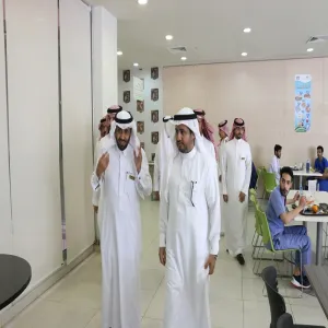سعادة وكيل الجامعة للشؤون التعليمية يتفقد مطعم الجامعة