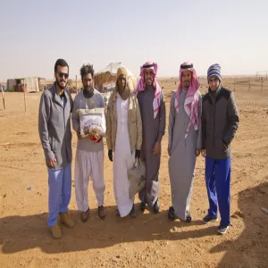 وحدة الأنشطة الطلابية بالكلية توزع كسوات الشتاء على رعاة الإبل و الأغنام
