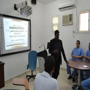 الكلية تقيم محاضرة إرشادية للطلاب بعنوان "الثقة بالنفس و التدريب العملي أساس النجاح المهني"