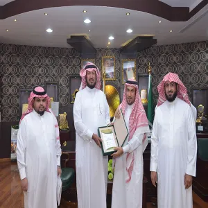معالي مدير الجامعة يتسلم دليل نظام النقل الجامعي الإلكتروني