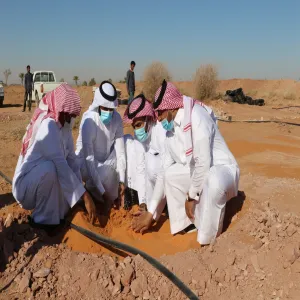 الكلية تشارك في حملة التشجير "لنجعلها خضراء"