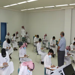 رئيس قسم علوم الحاسب والمعلومات يتفقد سير الاختبارات الفصلية