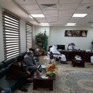 الاجتماع الأول لمناقشة استيفاء برنامجي ( إدارة الاعمال ، واللغة الإنجليزية ) لمتطلبات التقدم للاعتماد الأكاديمي برعاية سعادة عميد الكلية د / بندر بن عبد العزيز اليحيى