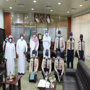 قسم الأمن بالزلفي يتلقى تكريم من عميد كلية التربية بالزلفي