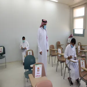 عميد الكلية يطمئن على سير الاختبارات الفصلية
