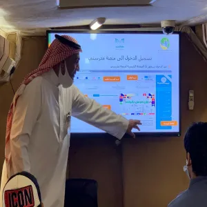 الجامعة تطلق مبادرة تدريب الأسر على تفعيل منصة مدرستي في القرى والهجر النائية