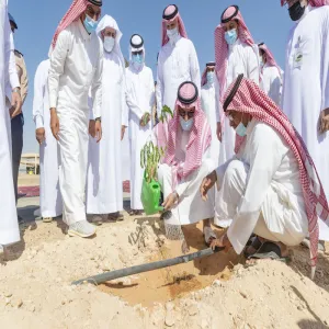معالي رئيس الجامعة يشارك المتطوعين في حملة تشجير المدينة الجامعية بالمجمعة