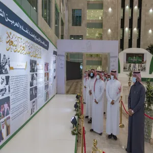 وفد من عمادة تقنية المعلومات يزور معرض " سيرة المجد والتاريخ