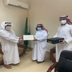 الإدارة تكرم الزميل الحربي