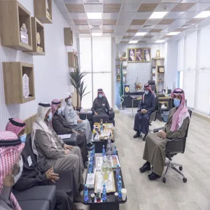 لتهنئتهم على النجاح والتميز في تنفيذ العديد من الإجراءات المالية والإدارية : وكيل الجامعة يزور الادارة العامة للشؤون الإدارية والمالية