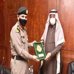 مساعد مدير الأمن العام لشؤون التدريب يكرم سعادة عميد معهد الدراسات والخدمات الاستشارية