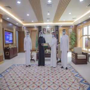 معالي رئيس الجامعة يستقبل وفد من عمادة البحث العلمي ويتسلم نسخةً من التقرير الإحصائي لإنجازات العمادة خلال العام 2020م.