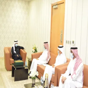 وفد من عمادة البحث العلمي يسلم وكيل الجامعة للدراسات العليا والبحث العلمي نسخة من إحصاءات عمادة البحث العلمي لعام ٢٠٢٠م  