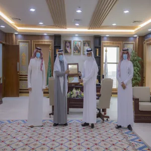 معالي رئيس الجامعة يتسلم تقرير إنجازات عمادة تقنية المعلومات