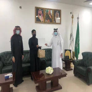 Dean honors students for presenting courses