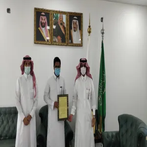 Dean of Engineering College awards the student Al-Rashidi for wining first position in MU Award for Community Service