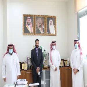 Dean honors Dr. Yasser Ahmed, the trainer of students who participated in SCCA Arabic Moot