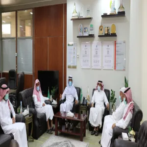 سعادة عميد كلية التربية بالزلفي يُكرم منسوبي "الصحة المهنية والبيئة"