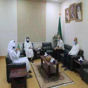  سعادة عميد الكلية يودع  الدكتور مسعد بن عياد والدكتور أنيس بن علي العذار