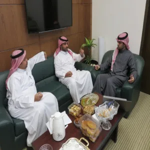 المدير العام يستقبل مكتب نظام إدارة المشاريع في مكتبه