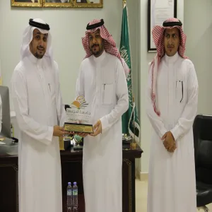Dean of Information Technology honors the Vice Dean as his tenure ended