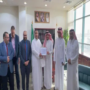 Dean of the College honors the student Fahd Al-Enezi for earning first professional certificate
