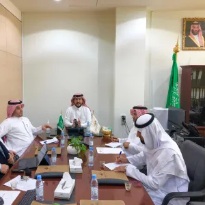 CEO of the Applied College holds a meeting with the executive directors