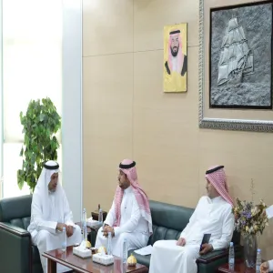 وكيل الجامعة للشؤون التعليمية يزور الكلية التطبيقية