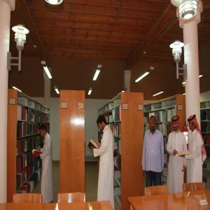 The college's students visit Dar Al-Rahmaniya Library