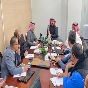 Applied College's CEO conducts a meeting with Programs and Plans Committee