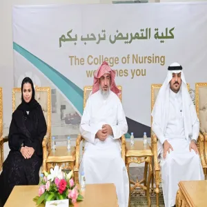 الرئيس التنفيذي للكلية التطبيقية يسلّم ميثاق تعزيز أهمية السلامة المرورية لعميدة كلية التمريض