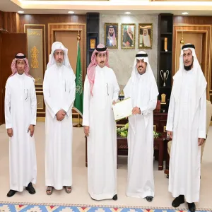 رئيس الجامعة يكرم الكلية التطبيقية
